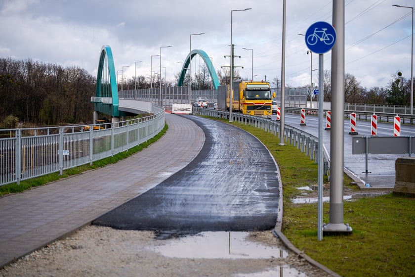 Przybywa asfaltu na kolejnych odcinkach drogi rowerowej na alei Wielkiej Wyspy.